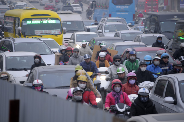 Người Hà Nội chật vật đi làm ngày đầu sau dịp nghỉ Tết Dương